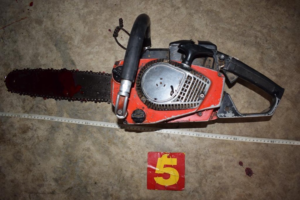 Mâu thuẫn với vợ, người đàn ông tự vẫn bằng máy cưa - 1