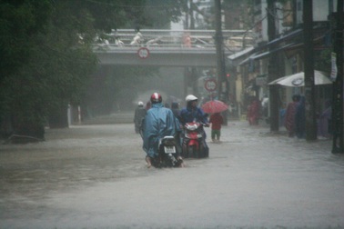 Nước sông tiếp tục dâng, TP Huế ngập nhiều nơi
