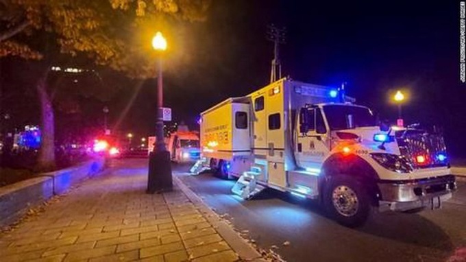 Tấn công bằng kiếm Nhật trong đêm Halloween ở Canada khiến 7 người thương vong - Ảnh 1. Tấn công bằng kiếm Nhật trong đêm Halloween ở Canada khiến 7 người thương vong - Ảnh 1.