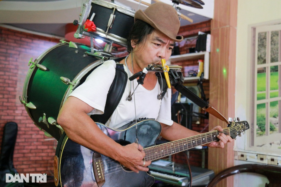 Nhạc sĩ đường phố với dàn nhạc tự chế độc đáo, chạy xe ôm nuôi đam mê - 3 Nhạc sĩ đường phố với dàn nhạc tự chế độc đáo, chạy xe ôm nuôi đam mê - 3