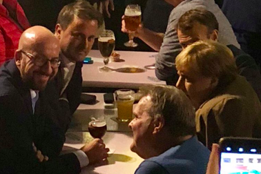 Thủ tướng Đức, Tổng thống Pháp rủ nhau uống bia sau giờ họp