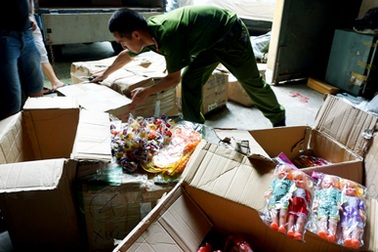 Hà Nội: Phát hiện 2 kho hàng lậu gần chợ Đồng Xuân