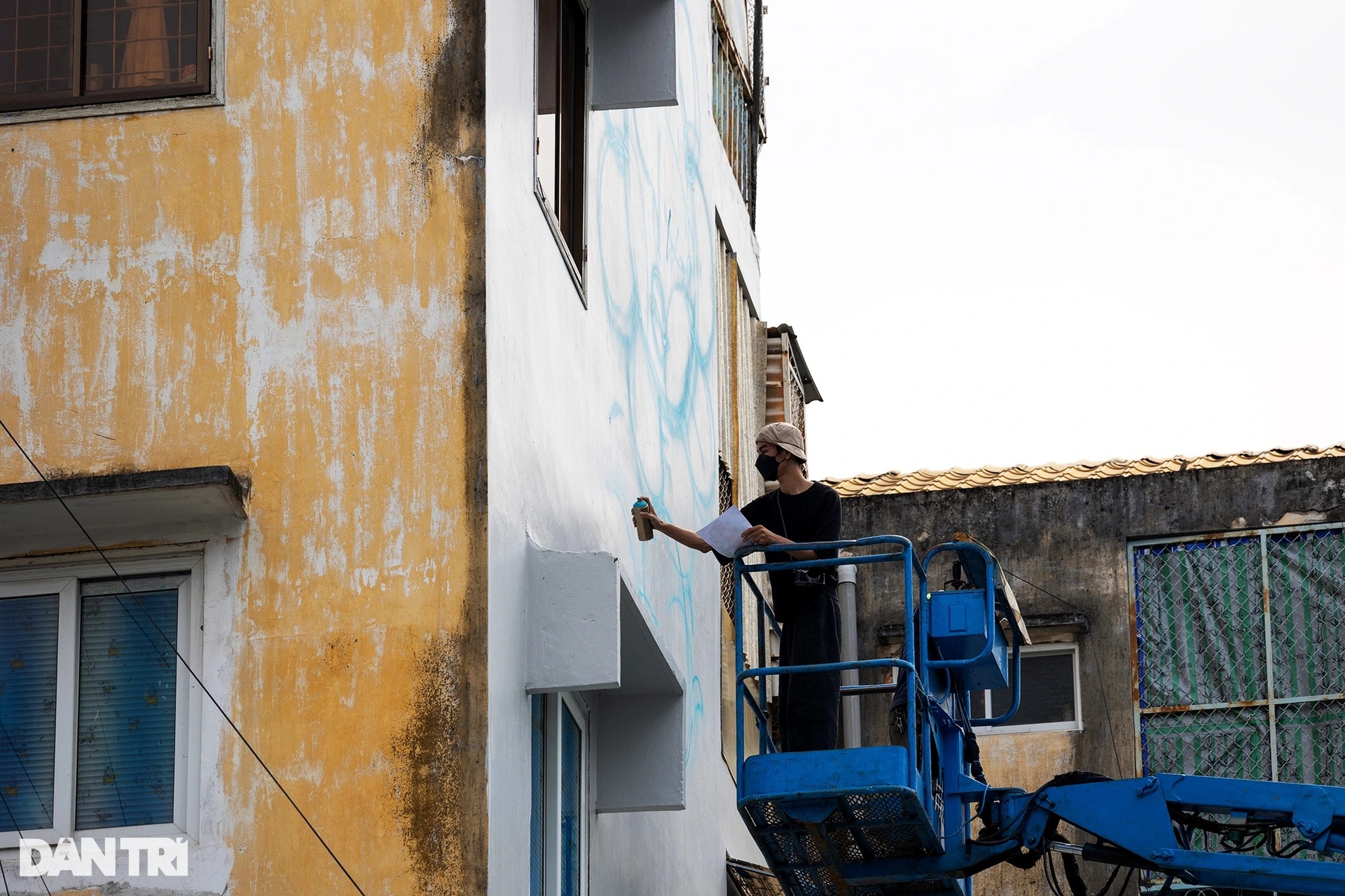 Tranh tường đường phố khổng lồ phủ kín những chung cư cũ ở TPHCM - 3 Tranh tường đường phố khổng lồ phủ kín những chung cư cũ ở TPHCM - 3