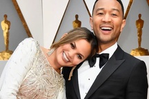 Siêu mẫu Chrissy Teigen mang thai lần 3