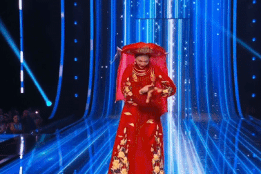 Bùi Quỳnh Hoa gây ấn tượng tốt ở phần thi trình diễn trang phục dân tộc