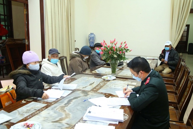 Cán bộ Thanh tra Bộ tiếp nhận hồ sơ và đơn kiến nghị của công dân gửi đến Bộ

