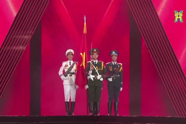 Xúc động khoảnh khắc 68 chiến sĩ bước trên nền nhạc Tiến bước dưới quân kỳ