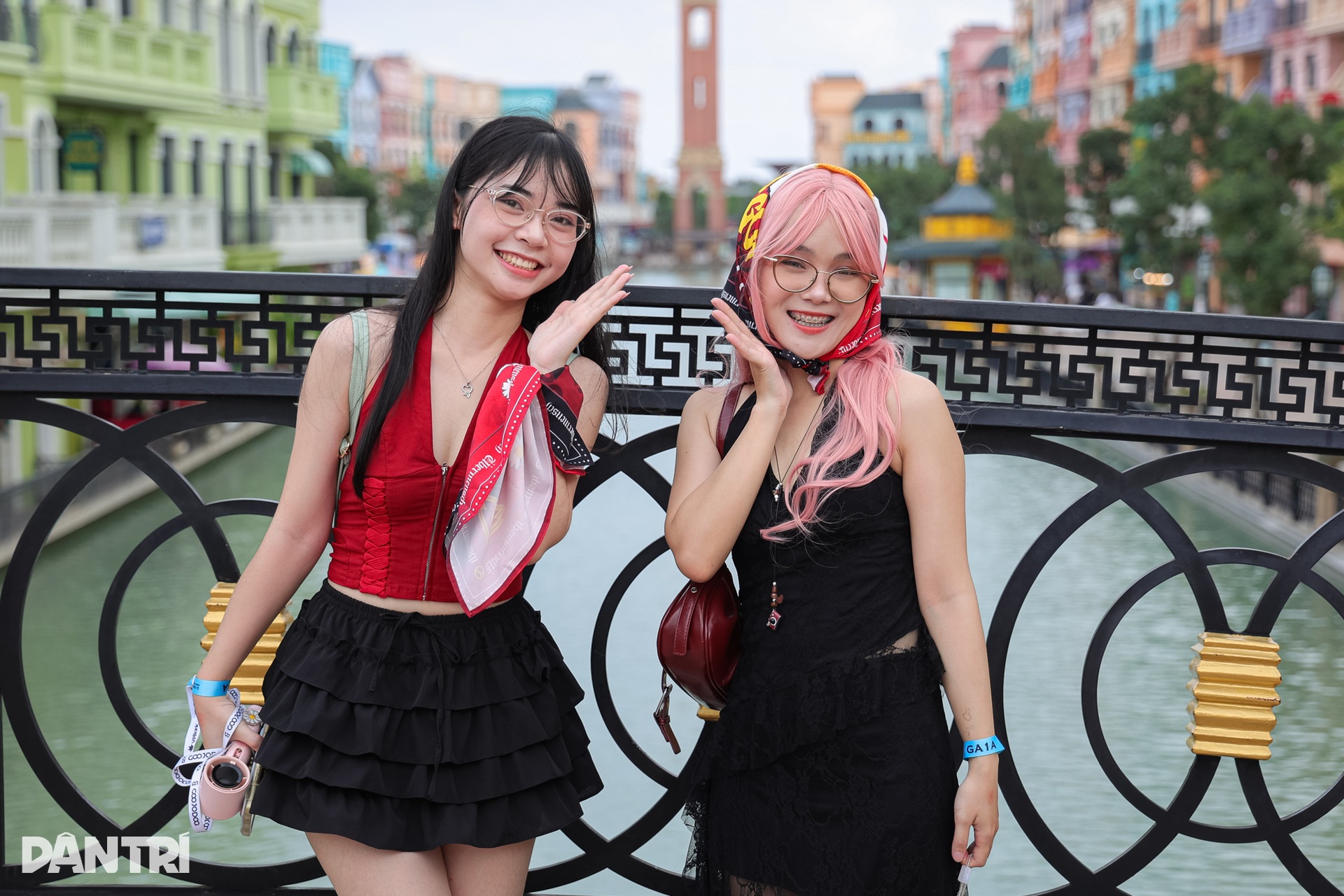 Fan mặc váy cô dâu đi gặp G-Dragon tại đêm nhạc ở Hưng Yên - 8