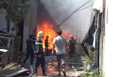 Cháy vựa phế liệu, cơ sở dạy tiếng Anh sơ tán học sinh khẩn cấp