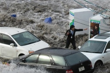 Cú thoát nạn thần kỳ trong sóng thần của phóng viên Nhật