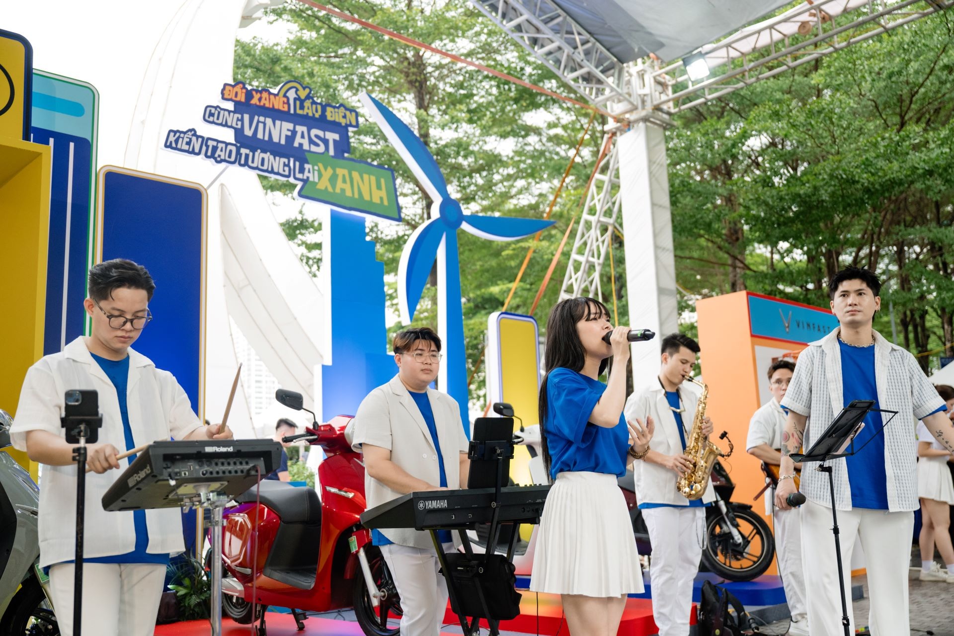 Nhiều người đổi xe máy xăng cũ, lên đời xe máy điện mới - 8 Nhiều người đổi xe máy xăng cũ, lên đời xe máy điện mới - 8