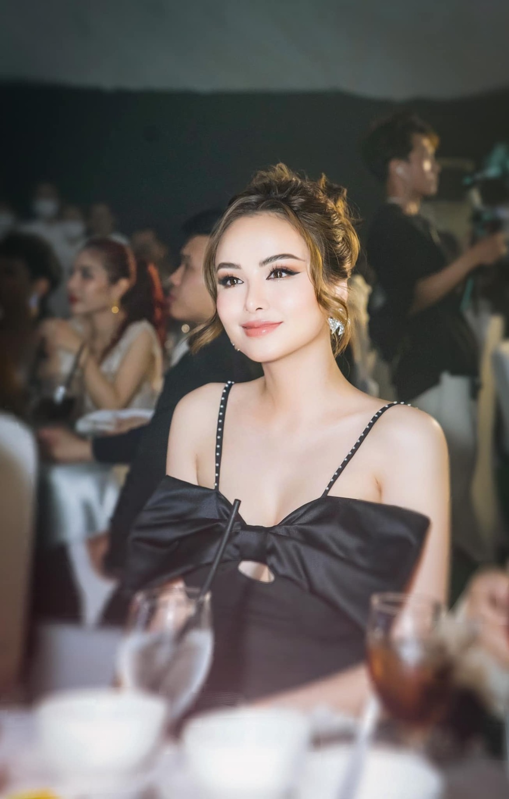 Diễm Hương: Suýt bị tước vương miện, giờ làm phun xăm 10 triệu đồng/ngày - 2 Diễm Hương: Suýt bị tước vương miện, giờ làm phun xăm 10 triệu đồng/ngày - 2