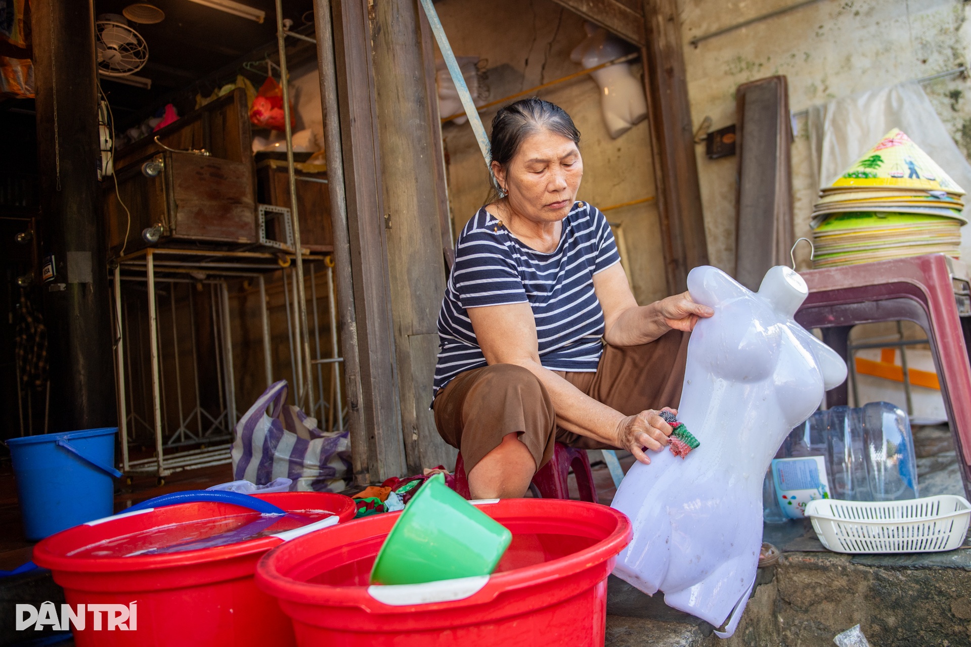 ទីក្រុង Hoi An រស់ឡើងវិញបន្ទាប់ពីព្យុះ និងទឹកជំនន់ មានភាពអ៊ូអរដើម្បីស្វាគមន៍ភ្ញៀវទេសចរត្រឡប់មកវិញ - ៥ Hội An bừng sức sống sau bão lũ, nhộn nhịp đón khách du lịch trở lại - 5