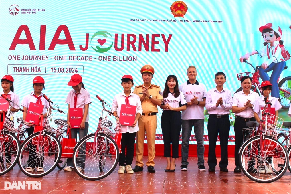 Trao xe đạp, mang niềm tin, động lực đến học sinh nghèo xứ Thanh - 1 Trao xe đạp, mang niềm tin, động lực đến học sinh nghèo xứ Thanh - 1