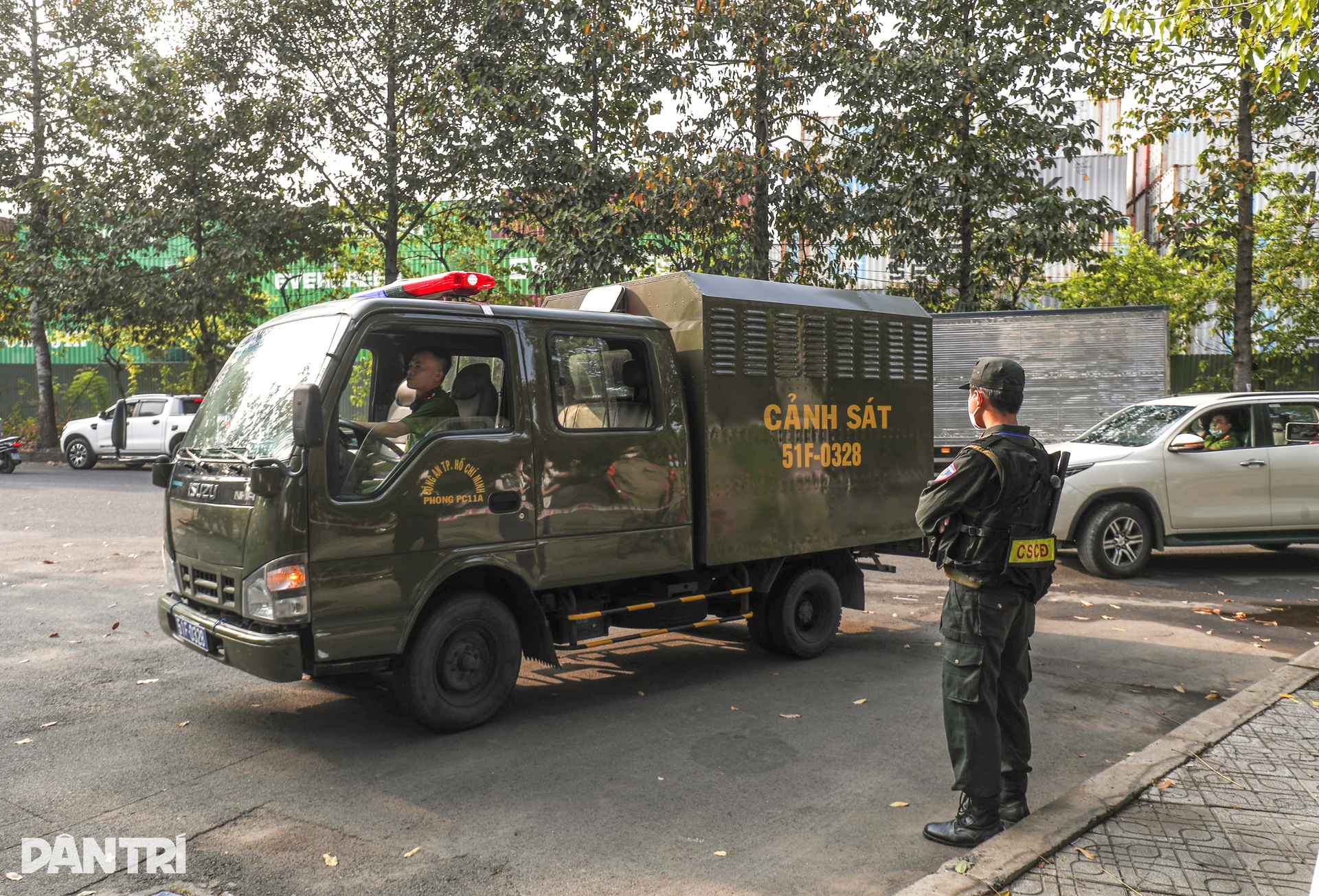 An ninh siết chặt nhiều vòng ở phiên tòa dì ghẻ hành hạ bé gái 8 tuổi - 6 An ninh siết chặt nhiều vòng ở phiên tòa dì ghẻ hành hạ bé gái 8 tuổi - 6