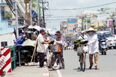 Bỏ HĐND cấp quận và phường, được gì?