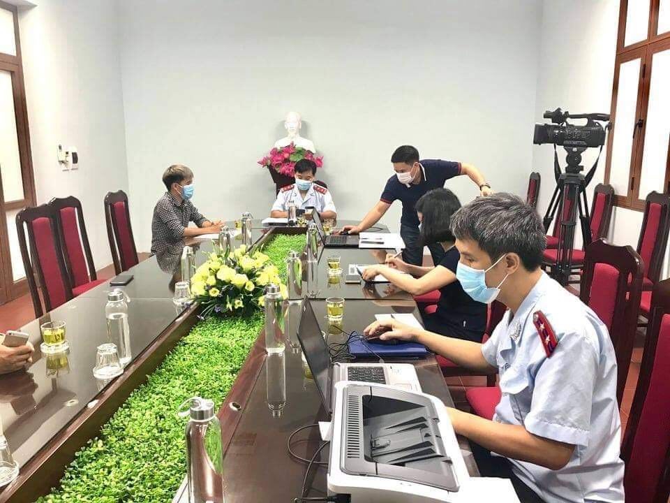Con trai bà Tân Vlog bị xử phạt vì video “nấu cháo gà nguyên lông” - 1 Con trai bà Tân Vlog bị xử phạt vì video “nấu cháo gà nguyên lông” - 1