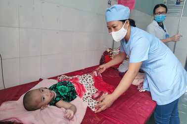 Nữ hộ lý rơi nước mắt khi ngày đi làm, đêm chạy vác đá thuê