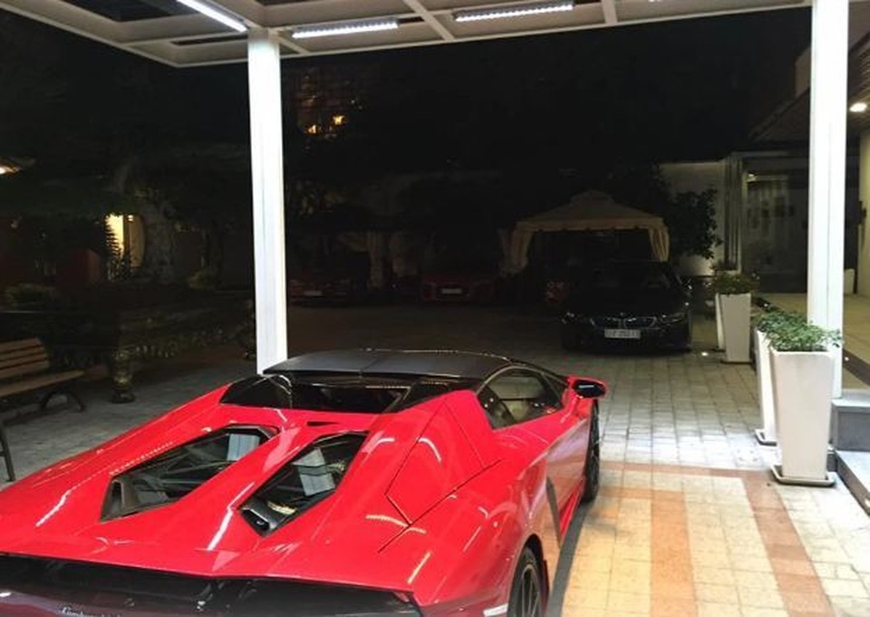 Bên trong garage siêu xe hoành tráng của giới đại gia Việt - 11 Bên trong garage siêu xe hoành tráng của giới đại gia Việt - 11