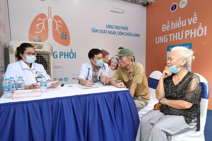 Người dân được các bác sĩ chuyên khoa khám, tư vấn và hướng dẫn về các yếu tố nguy cơ ung thư phổi.