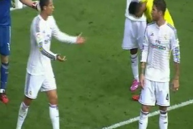 C.Ronaldo và Ramos hục hặc nhau trên sân