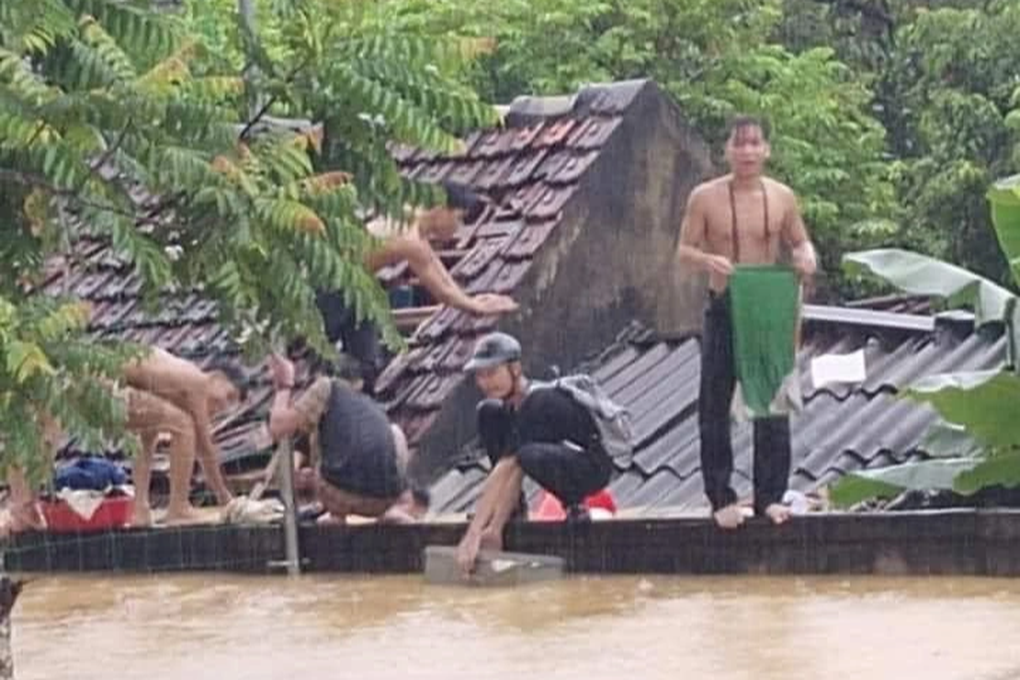 Lũ dâng ngập phòng trọ, 40 học sinh leo lên nóc nhà tránh trú - 2 Lũ dâng ngập phòng trọ, 40 học sinh leo lên nóc nhà tránh trú - 2
