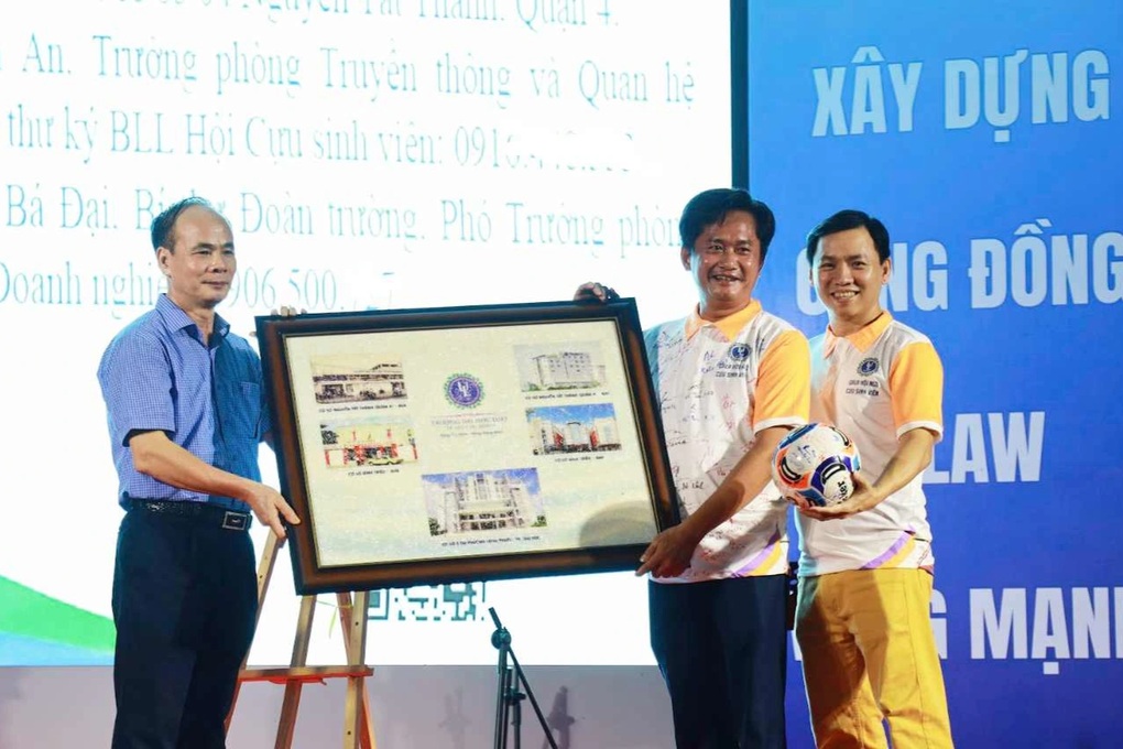Hơn 300 triệu đồng chảy về một trường đại học từ những người đặc biệt - 1 Hơn 300 triệu đồng chảy về một trường đại học từ những người đặc biệt - 1