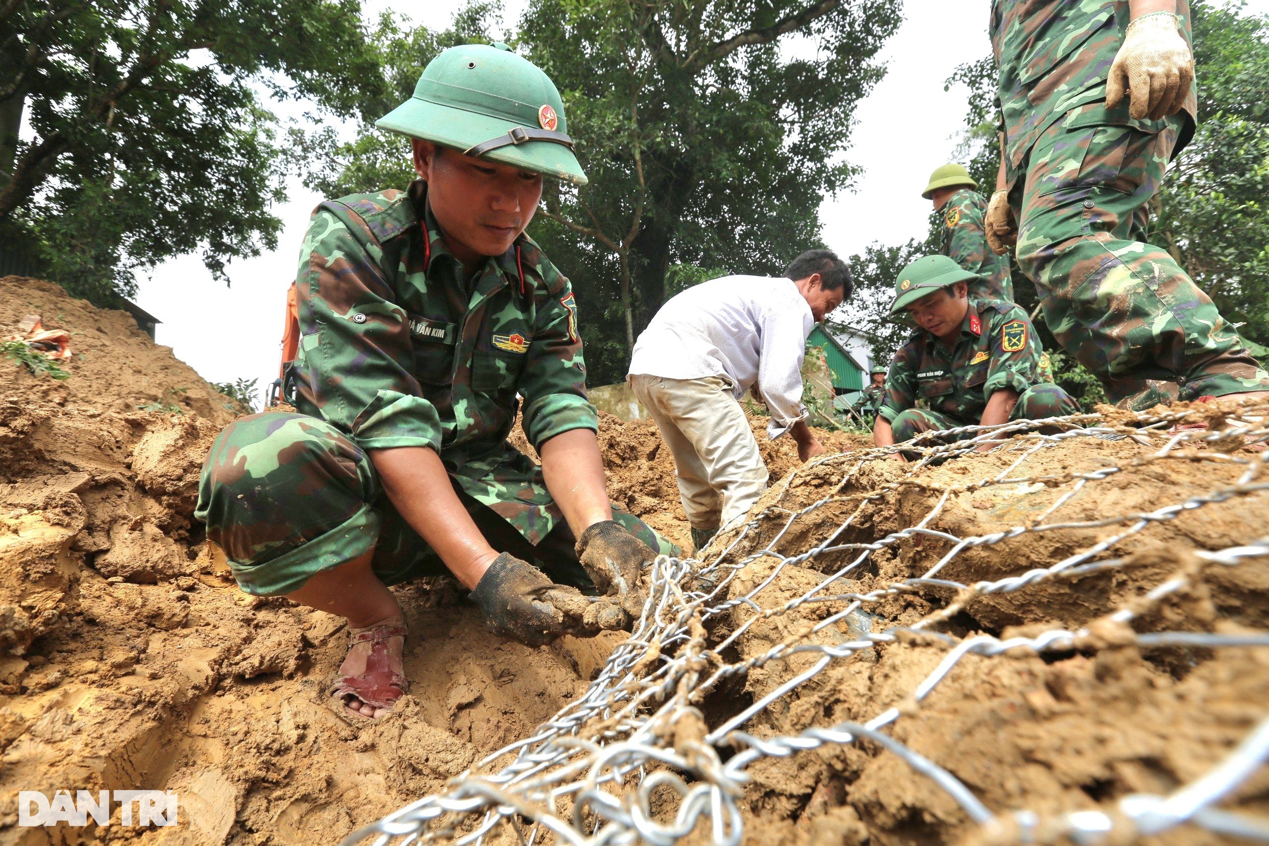 Mất ăn mất ngủ bên bờ sông sạt lở - 8