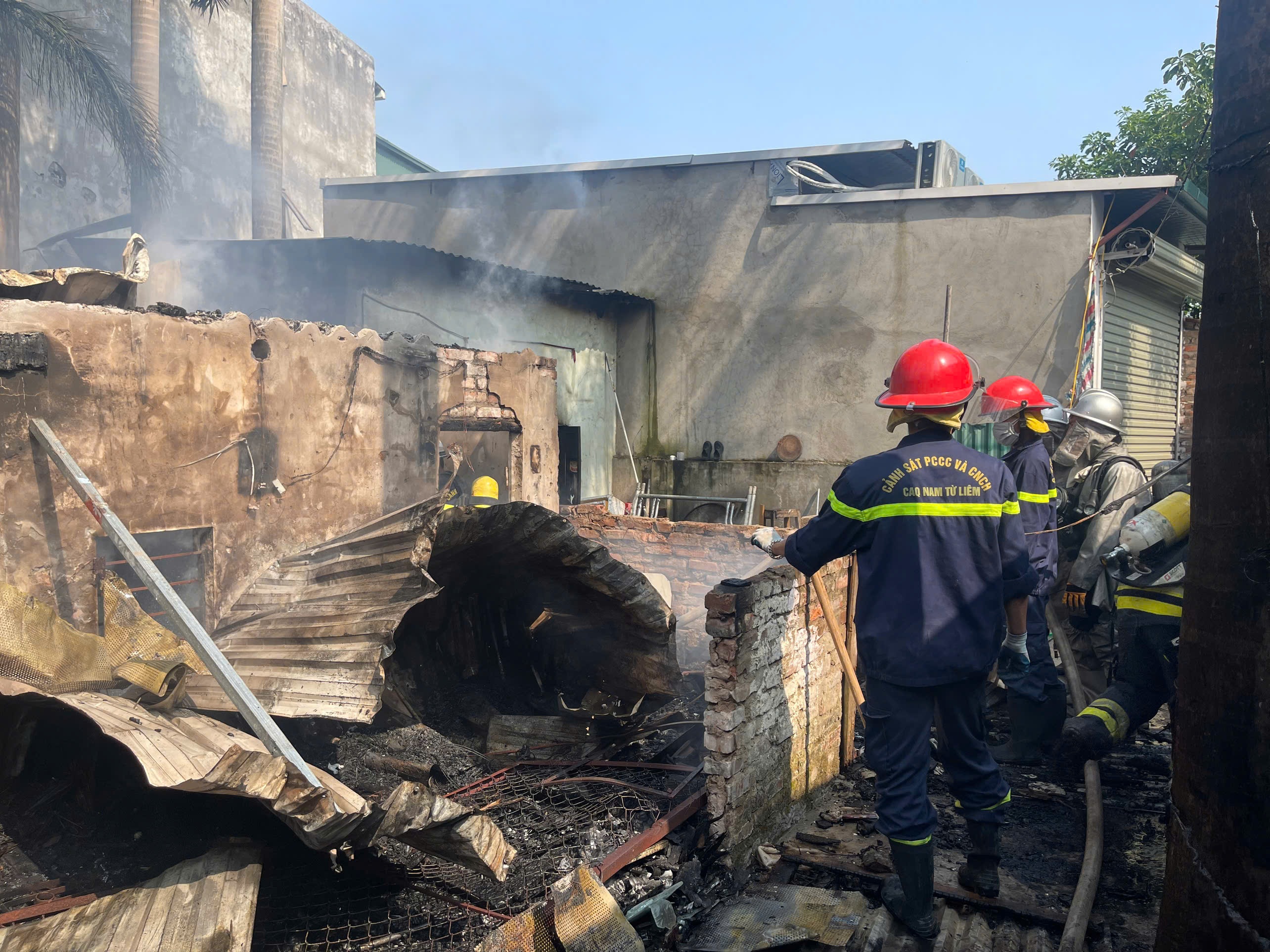 Hanoi: Un incendiu dintr-o depozit de fier vechi s-a extins la o casă de la etajul 4 - 1 Hà Nội: Cháy bãi phế liệu rồi lan sang một căn nhà cấp 4 - 1