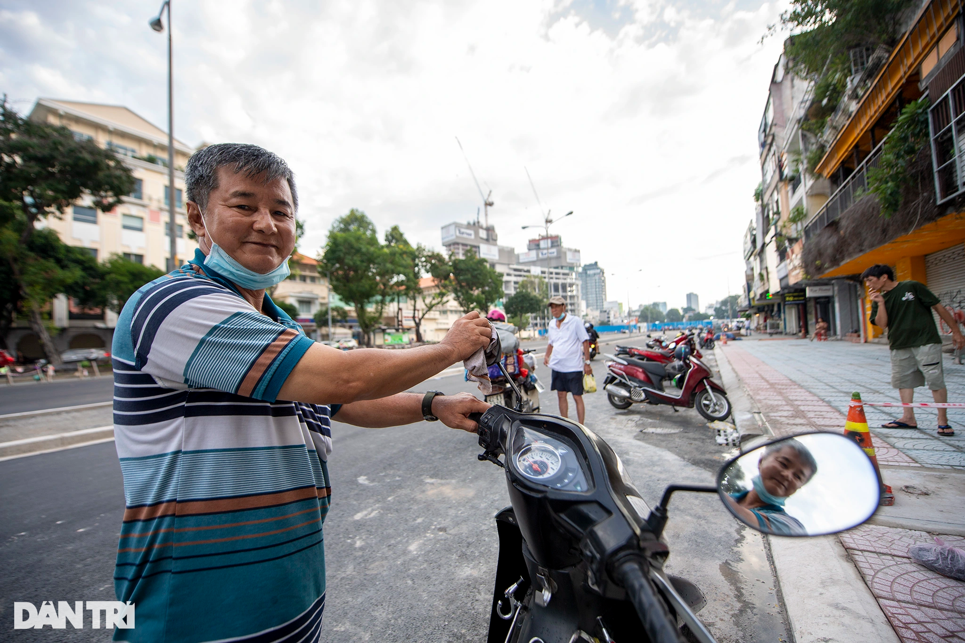 Người dân TPHCM phấn khởi khi lô cốt án ngữ 6 năm trên đường Lê Lợi tháo dỡ - 10 Người dân TPHCM phấn khởi khi lô cốt án ngữ 6 năm trên đường Lê Lợi tháo dỡ - 10
