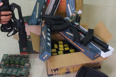 Thu giữ hàng trăm súng điện, roi điện trên xe khách Bắc - Nam