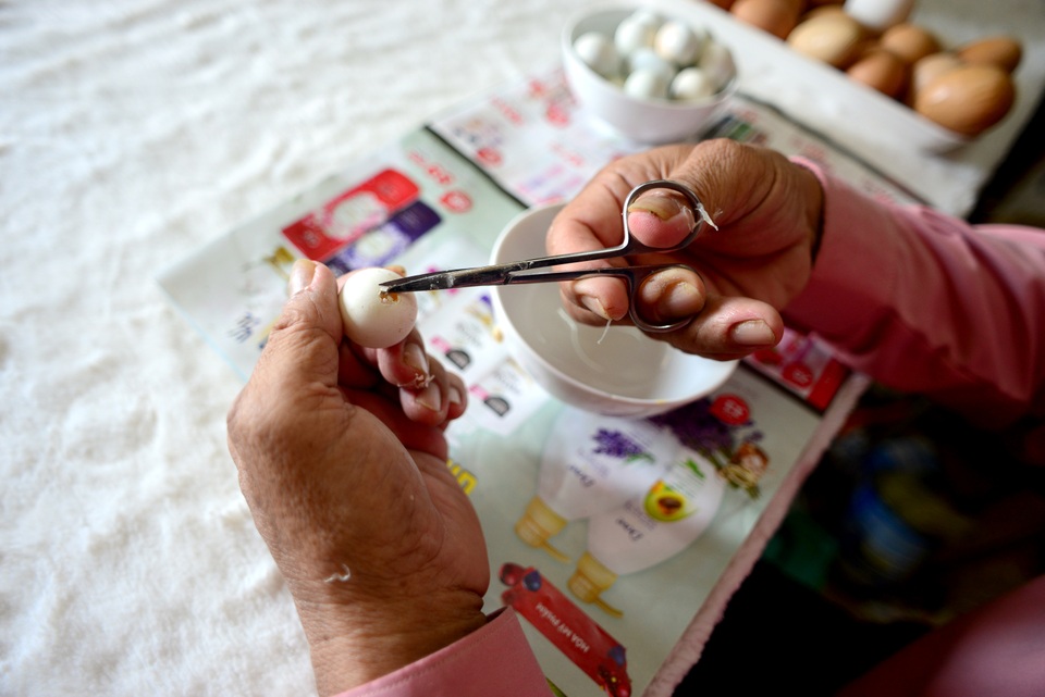 Biến vỏ trứng thành ông già Noel.jpg Biến vỏ trứng thành ông già Noel.jpg