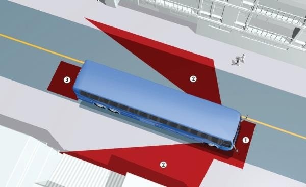 Người phụ nữ đi xe đạp sang đường như cảm tử, xe bồn phải phanh gấp - 1