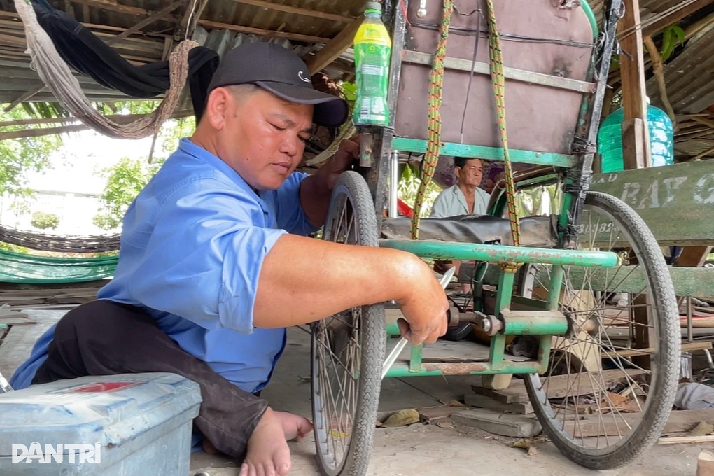 Con trai liệt 2 chân vá xe nuôi cha chạy thận, mẹ ung thư giai đoạn cuối - 2