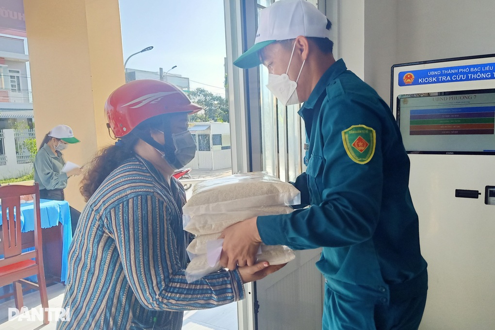 Người dân háo hức đổi 2kg rác thải nhựa lấy 5kg gạo - 2 Người dân háo hức đổi 2kg rác thải nhựa lấy 5kg gạo - 2