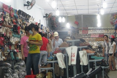 Giới trẻ đi chợ vỉa hè “săn” hàng thời trang diện Tết