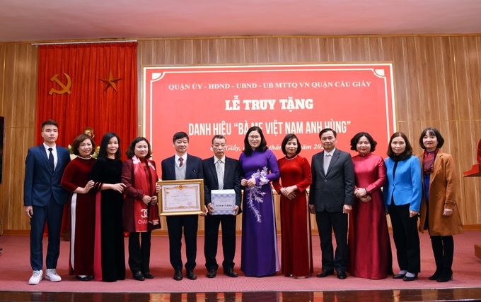 Hà Nội: Truy tặng danh hiệu “Bà mẹ Việt Nam Anh hùng” cho hai mẹ có con là liệt sĩ - Ảnh 3. Hà Nội: Truy tặng danh hiệu “Bà mẹ Việt Nam Anh hùng” cho hai mẹ có con là liệt sĩ - Ảnh 3.