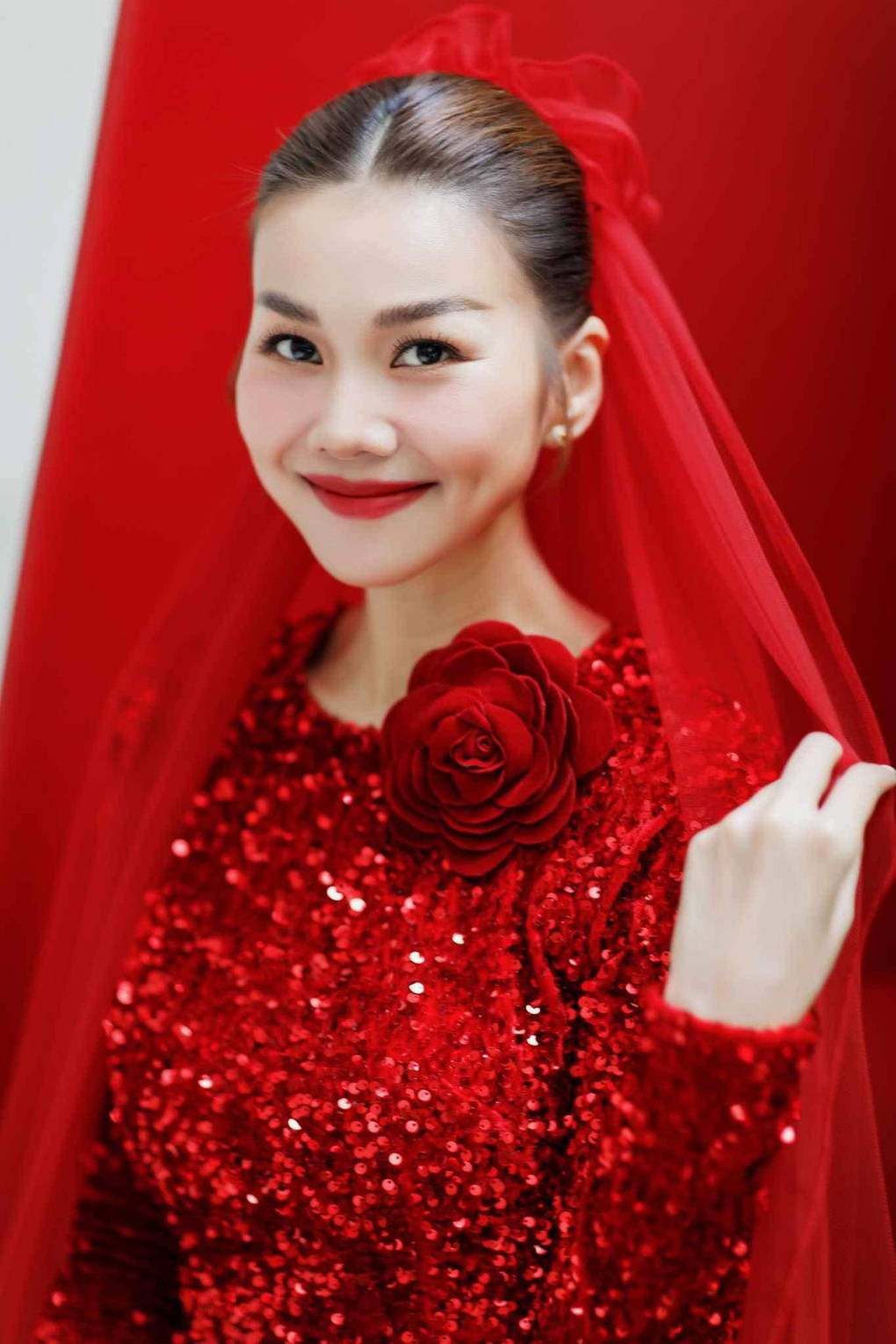 Thanh Hằng rạng rỡ, nắm tay chồng nhạc trưởng trong lễ vu quy - 9 Thanh Hằng rạng rỡ, nắm tay chồng nhạc trưởng trong lễ vu quy - 9