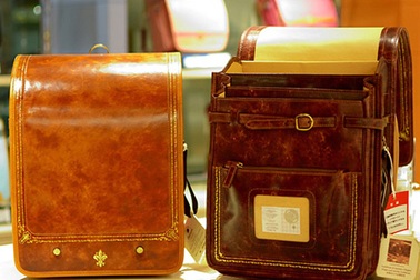 Phụ huynh Nhật sắm cặp sách hàng chục triệu đồng cho con