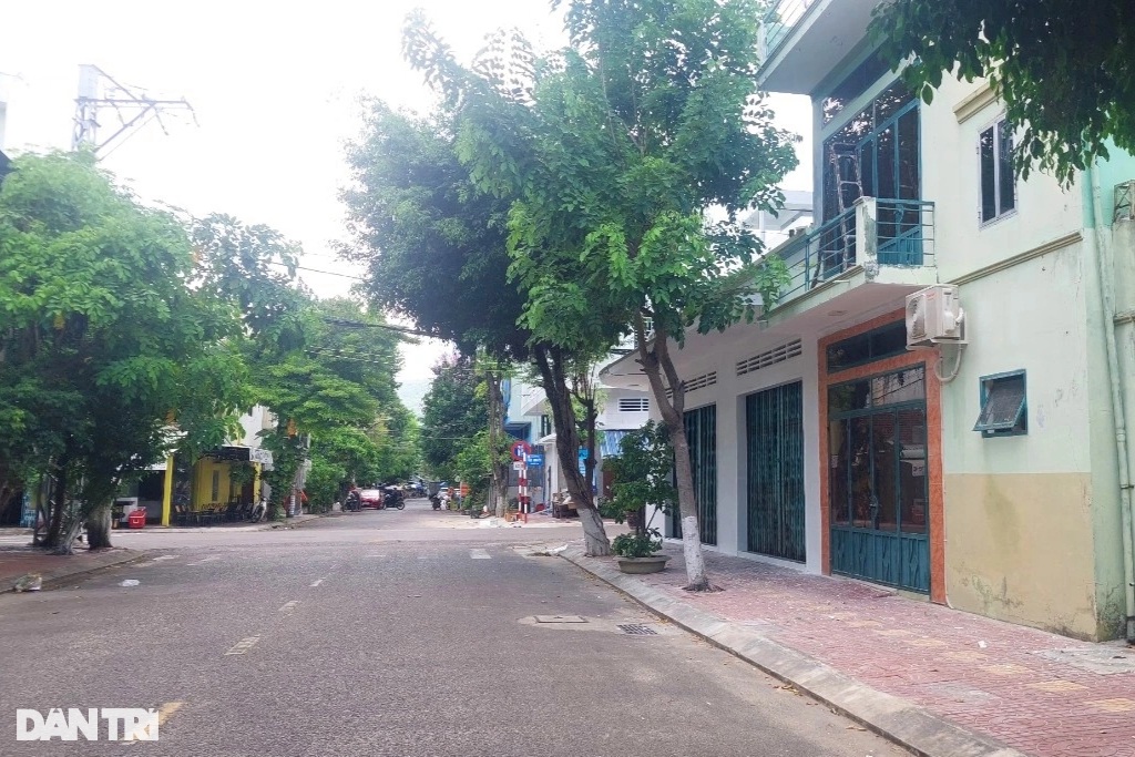 Motorista é ameaçado com faca atirada no rosto por estacionar em frente de casa? - 2 Tài xế bị dọa phóng dao vào mặt vì đỗ xe trước nhà dân? - 2