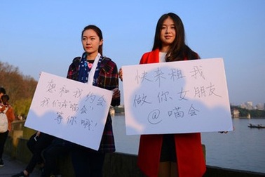 Sốc với cảnh nữ sinh cầm bảng rao "cho thuê tuổi xuân"