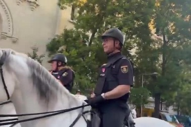 Cha của Carvajal là cảnh sát. Ông cũng tham gia đội hộ tống chiếc xe bus