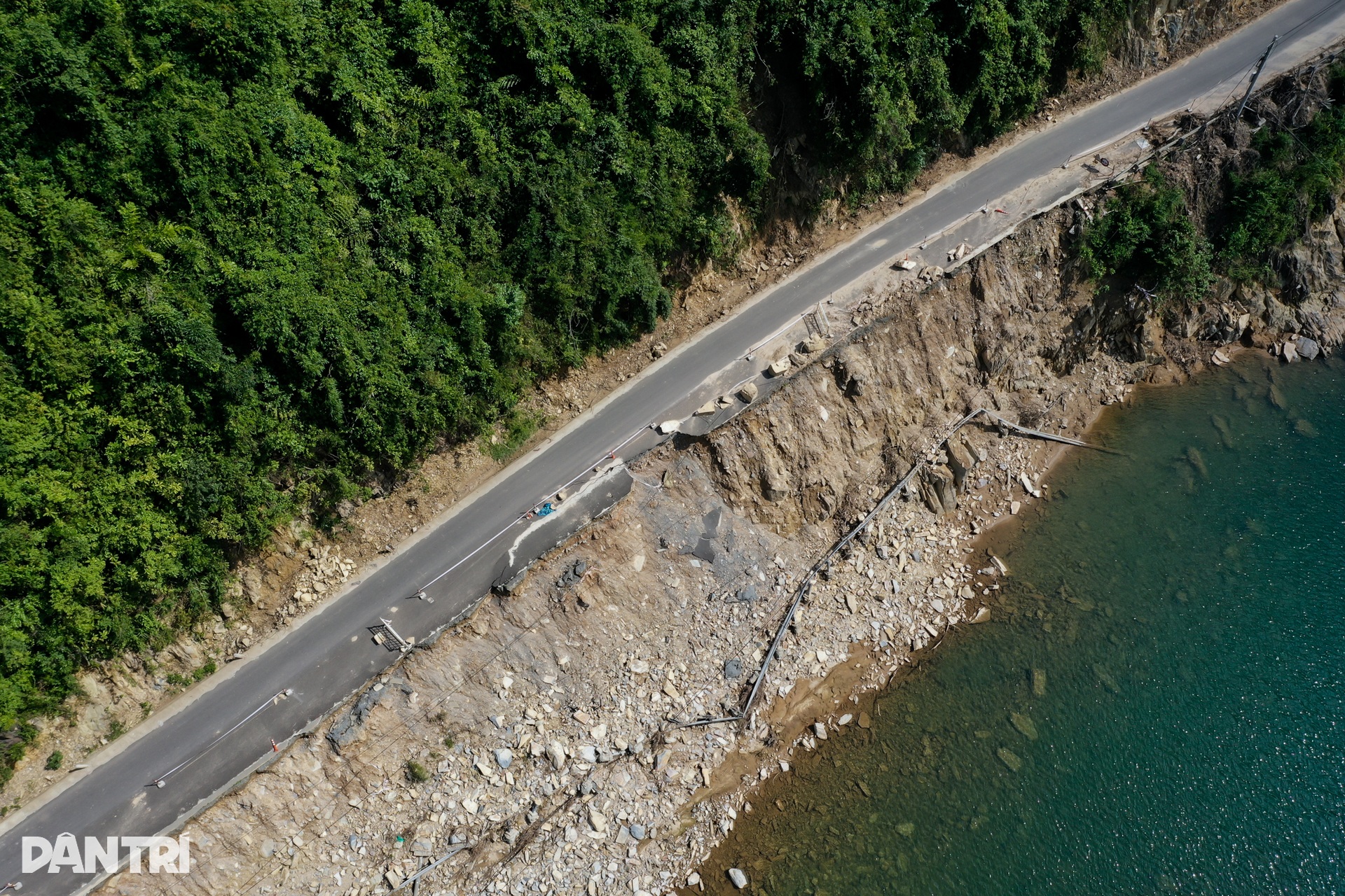 Dân thấp thỏm lưu thông qua tuyến đường sạt lở ở Đà Nẵng - 6 Dân thấp thỏm lưu thông qua tuyến đường sạt lở ở Đà Nẵng - 6