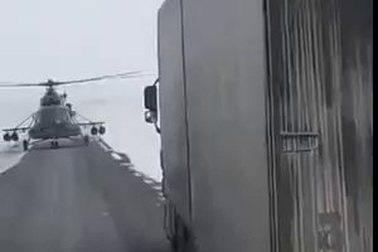 Hi hữu phi công máy bay trực thăng của Kazakhstan phải hạ xuống hỏi đường tài xế lái xe vì... đi lạc