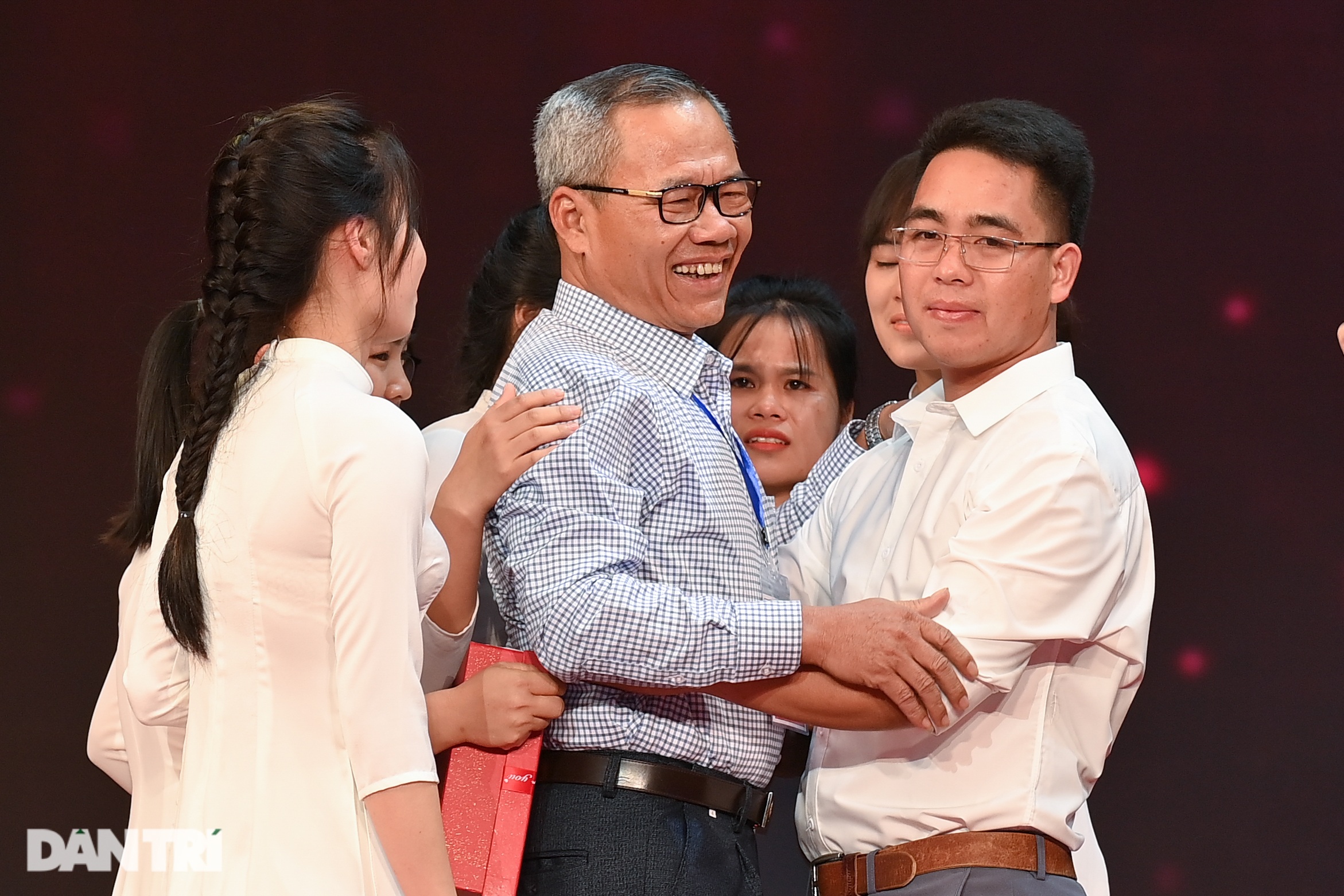 Tôn vinh những ông Bụt, bà Tiên giữa đời thường - 17 Tôn vinh những ông Bụt, bà Tiên giữa đời thường - 17