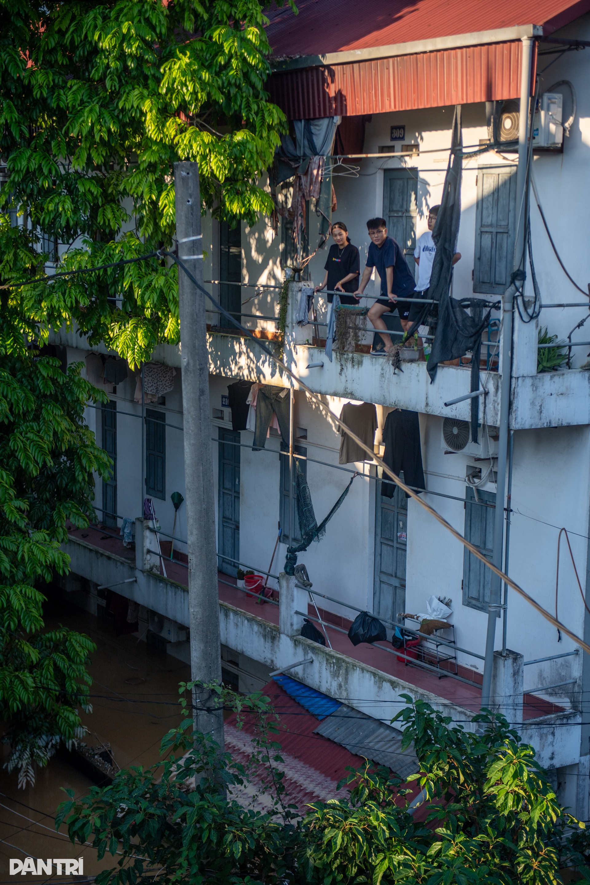 Tình cảnh bị cô lập giữa rốn lũ vô vàn khó khăn của người dân Thái Nguyên - 7 Tình cảnh bị cô lập giữa rốn lũ vô vàn khó khăn của người dân Thái Nguyên - 7