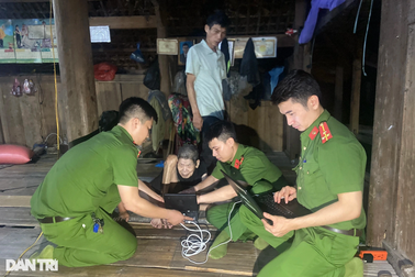 Công an băng rừng, vượt núi xuyên đêm để cấp CCCD cho người dân