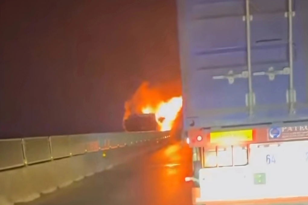 Ô tô khách bốc cháy trên cao tốc Bắc - Nam giữa đêm khuya - 1 Ô tô khách bốc cháy trên cao tốc Bắc - Nam giữa đêm khuya - 1