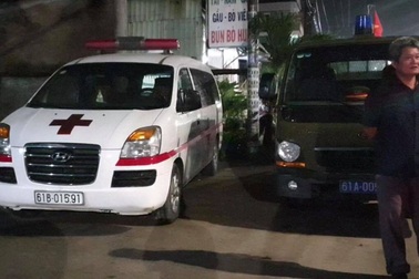 Mẹ phát hiện con trai gục chết bên vũng máu trong phòng trọ