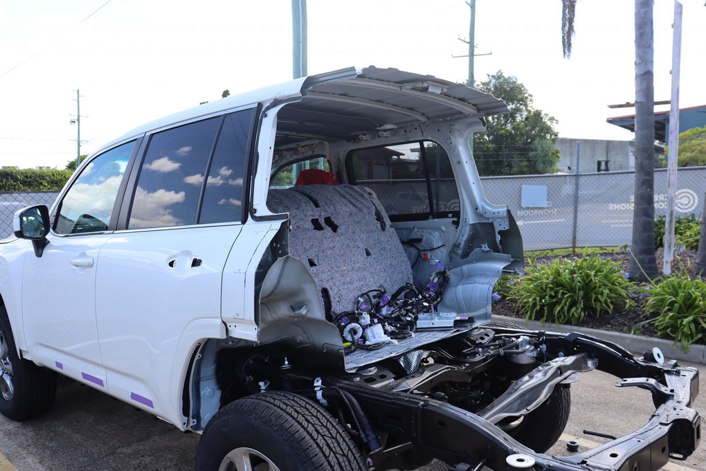Toyota Land Cruiser LC300 bị cưa đôi làm xe bán tải - 8 Toyota Land Cruiser LC300 bị cưa đôi làm xe bán tải - 8